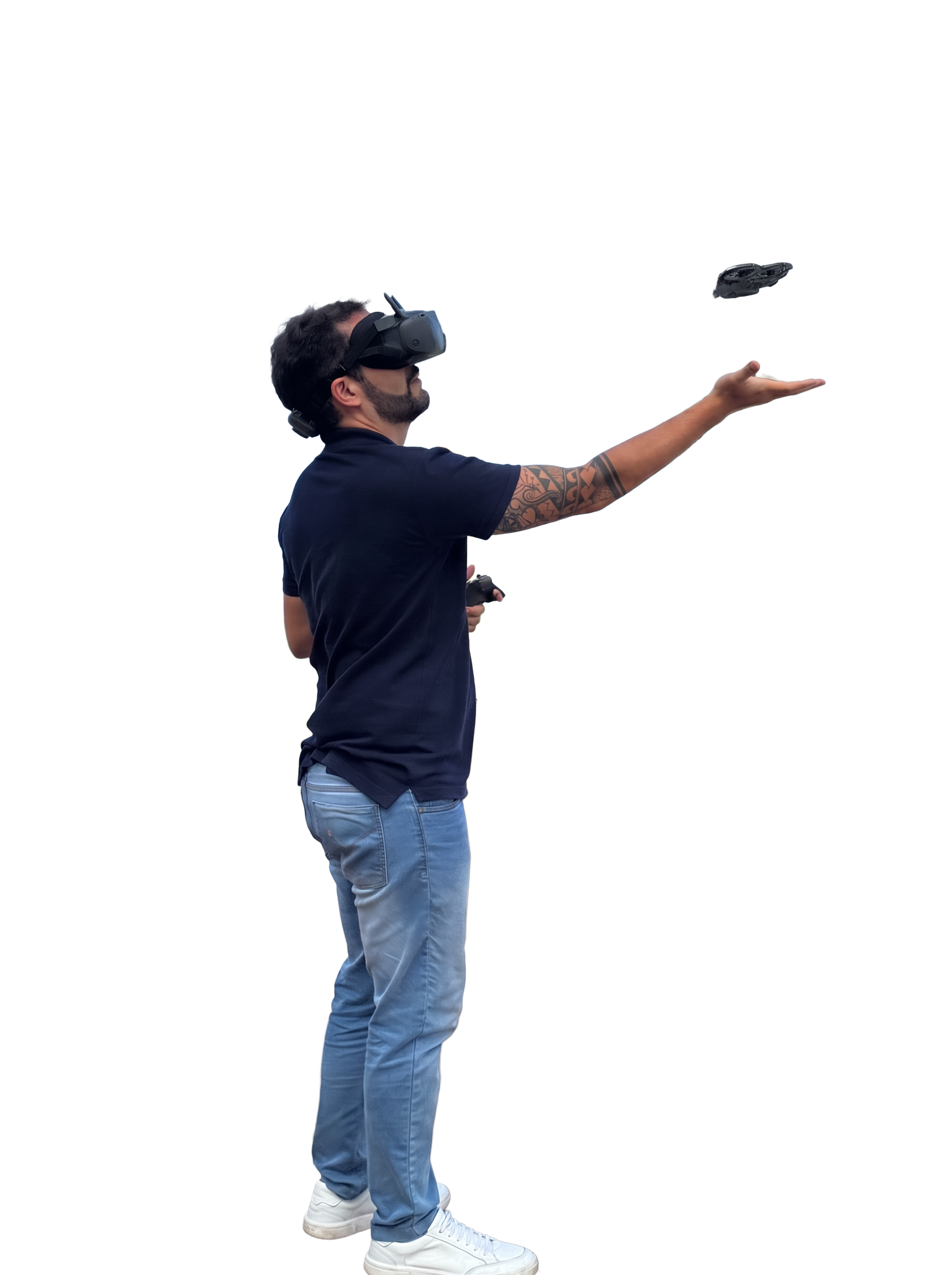 Tony Luxen usando óculos VR e operando drone para captação aérea de imóveis